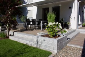 Terrasse Granit und Keramikfliesen Holzoptik