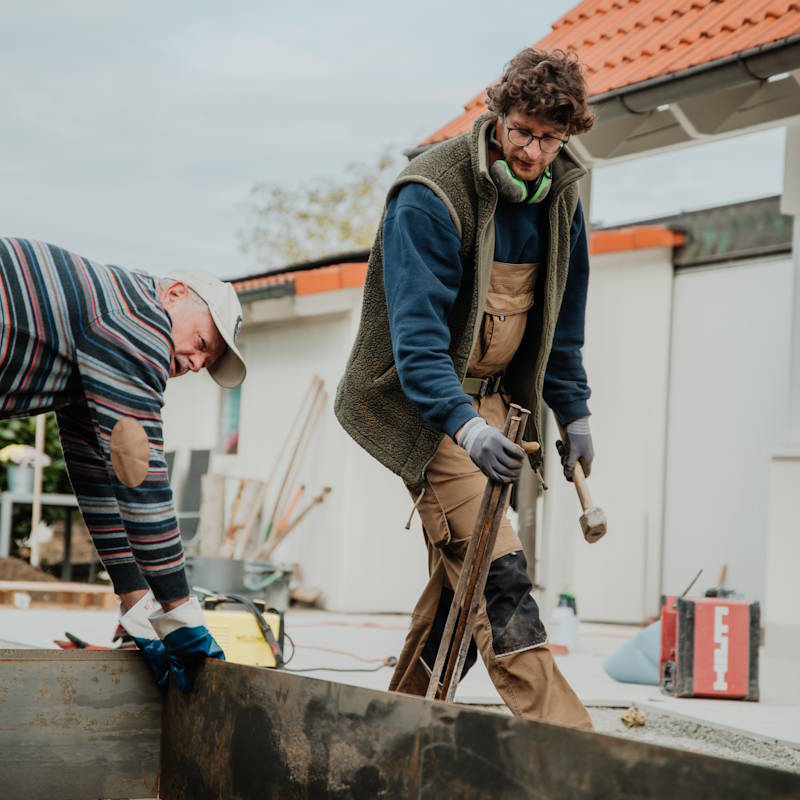 Gartenbau-Team arbeitet gemeinsam an einem Bauprojekt im Außenbereich