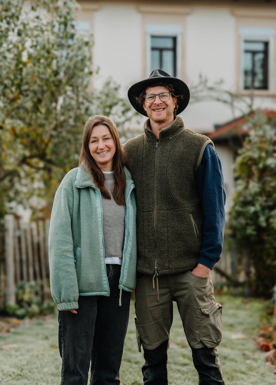 Michael und Eva stehen gemeinsam im Garten