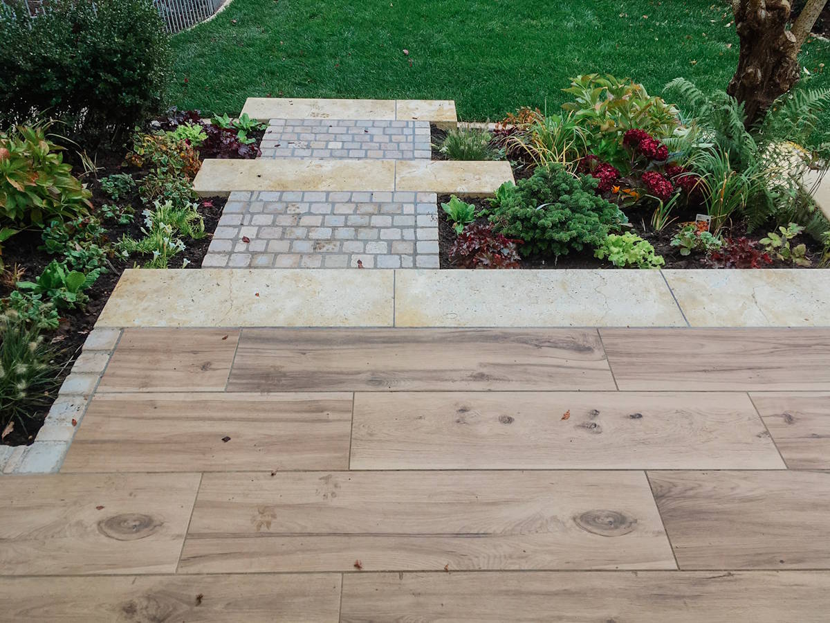 Großzügige Terrasse mit Natursteinoptik und Gartenzugang