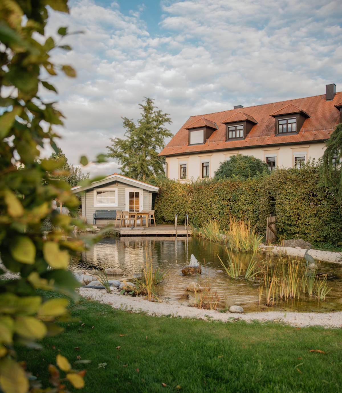 Individuell gestalteter Garten mit Teich, abgestimmter Bepflanzung und Einbindung in das Wohnumfeld